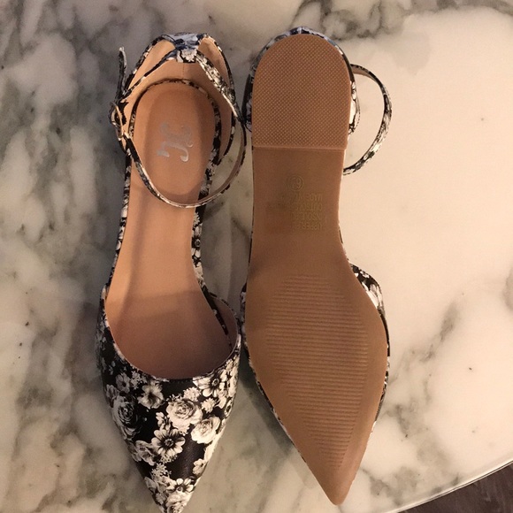 Journee Collection strap ballet flats - Picture 3 of 5